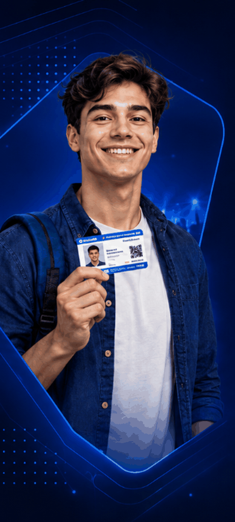 Estudante sorrindo, de mochila, mostrando a carteirinha de estudante